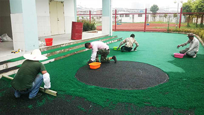 鳳城橡塑姜堰區(qū)實(shí)小南校區(qū)幼兒園EPDM施工現(xiàn)場(chǎng)